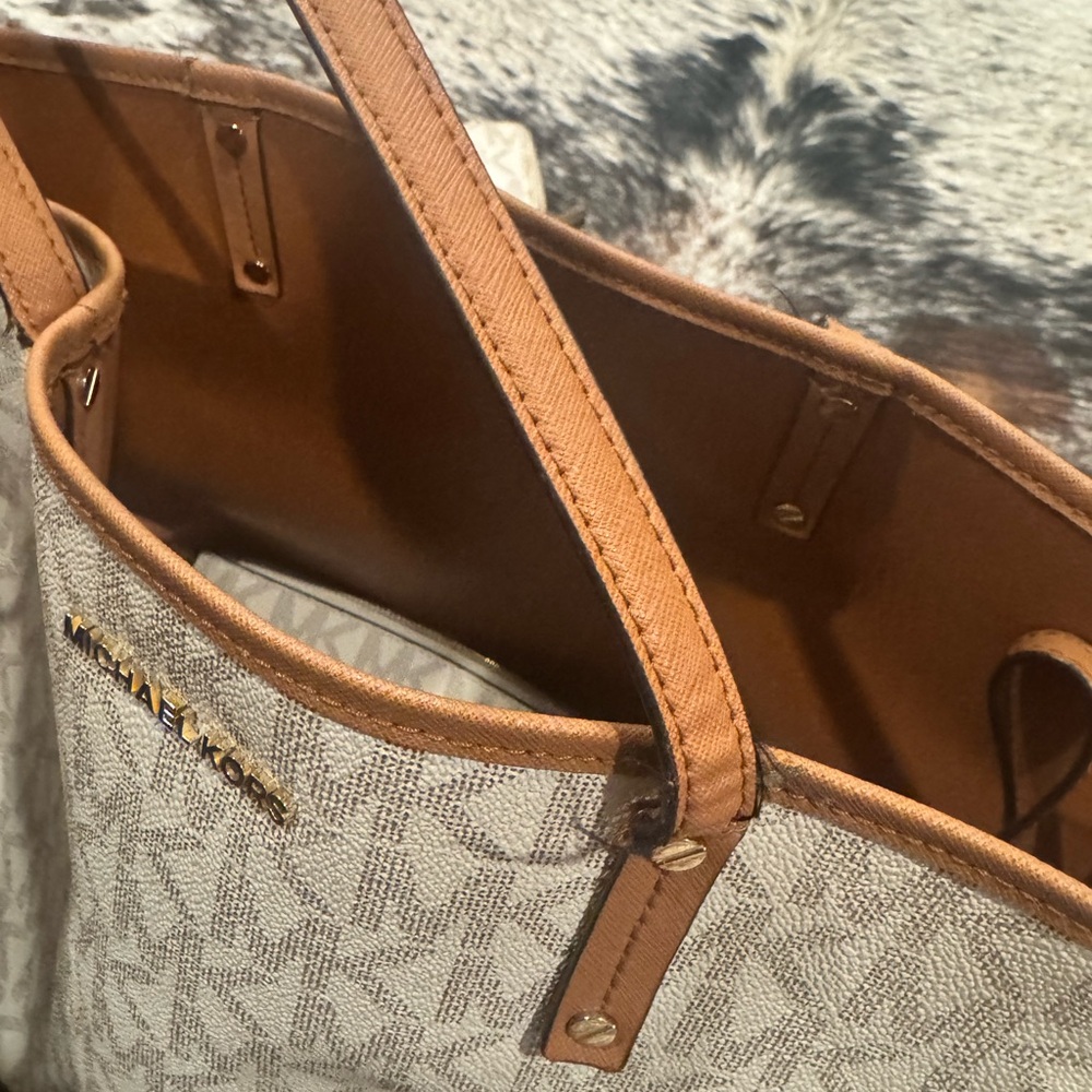 Michael Kors Cream and Tan Tote Bag Set - Picture 3 of 13